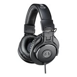 Černá uzavřená sluchátka s polstrovaným náhrobkem a mušlemi z koženky. Na vnější straně mušle je nápis ATH-M30x a logo Audio-Technica. Na náhrobku je…