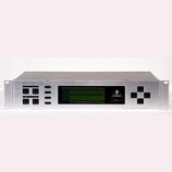 Stříbrný rackový procesor s nápisem ULTRA-CURVE® DIGITAL 24-BIT DUAL DSP MAINFRAME MODEL DSP 6000. Uprostřed je umístěn zelený LCD displej s grafický…