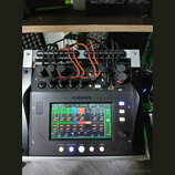 Digitální mixážní pult značky ALLEN&HEATH, model CQ-12T. Zařízení je umístěno v transportním case a má zapnutý barevný displej s ovládacími prvky. V…