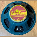 Kruhový reproduktor s modrým kovovým rámem. Na středovém krytu je žlutá nálepka s nápisy ValveKing, CLASSIC™ VOICED SPEAKER, 16 Ohm Speaker a VK™1216…
