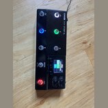 Černý kytarový procesor Line 6 HX STOMP XL s kovovým šasi. Zařízení má osm stoupacích spínačů, z nichž dva jsou podsvíceny modře a zeleně, a jeden če…