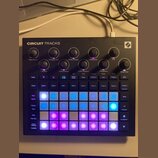 Černý sekvenční syntetizátor s nápisem CIRCUIT TRACKS a logem Novation v pravém horním rohu. Zařízení obsahuje řadu otočných potenciometrů s označení…