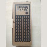 Kartonová krabice s černým potiskem. V horní části je logo BOSS a název modelu FV-50 s malým symbolem H v pravém dolním rohu rámečku. Pod textem je g…