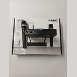 Fotografie zobrazuje bezdrátový mikrofonní systém v původním kartónovém balení. Na krabici je nápis WMS 420 WIRELESS MICROPHONE SYSTEM a logo AKG by…