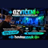 Reklamní grafika na ozvuce akcí s nápisem OZVIČENÍ HUDEBNÍCH A SPOLEČENSKÝCH AKCÍ a bavinaszvuk. V popředí je muž u digitálního mixážního pultu s při…