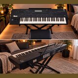 Černý digitální klavír značky KORG, model i3. Nástroj je umístěn na černém X-stojanu s přívodní stolečkou a doprovází jej černá polstrovaná stolička.…