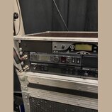V hliníkovém transportním case jsou namontovány tři rackové jednotky. Horní zařízení má nápisy MIM 20T TRANSMITTER a MIM 20, prostřední jednotka nápi…
