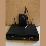 Černý bezdrátový UHF systém složený z přijímače a vysílače. Na přijímači je nápis the t.bone UHF RECEIVER DS16R s kontrolkami POWER, CH a RF LEVEL a…
