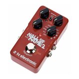 Červený kytarový efekt s nápisem HALL OF FAME 2 a logem tc electronic. Na horní straně jsou tři černé otočné oválkové knoflíky a jeden stoupací spína…