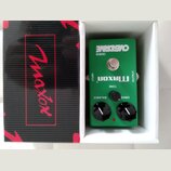 Zelený kytarový efekt s nápisy OVERDRIVE, OD808 a MAXON. Na spodní straně jsou tři černé ovládací knoflíky s popisky TONE, BALANCE a DRIVE. Pedal je…