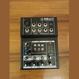 Černý kompaktní mixér s nápisem Mix5 5-CHANNEL COMPACT MIXER. Horní panel obsahuje vstupy MIC, LINE IN a výstup PHONES s označením kanálů 1, 2/3, 4/5…