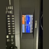Detailní záběr na ovládací panel a displej klavíru značky YAMAHA. Na modrém displeji jsou viditelné nápisy ConcertGrand, CoolBBeat, VP Soft a StudioS…