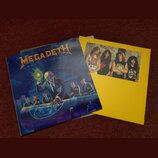 Fotografie zobrazuje obal CD a doprovodný žlutý vložkový papír s fotografií kapely. Na obalu je nápis MEGADETH a pod ním text RUST IN PEACE, doprováz…