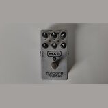 Kytarový efekt pedál v kovovém stříbrném provedení. Na horní straně jsou šest ovládacích knoflíků s nápisy VOLUME, GATE, FREQ, SCOOP, GAIN a v dolní…