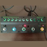 Šedý basový předzesilovač s nápisy TRANSIT B PERFORMANCE BASS PRE-AMP a TRACE ELLIOT. Horní řada obsahuje deset otočných ovladačů s podsvícením a pop…