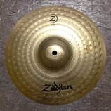 Zlatý kovový činel typu splash s hlouboko kladeným povrchem. Na spodní části je viditelné logo Zildjian a v horní části nápis SPLASH s logem Z. Na pr…