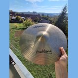 Kruhový mosazný činel s viditelným broušením povrchu. Na horní části je nápis Anatolian a ve spodní části nápisy traditional a 17"/43cm Crash. Povrch…