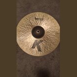 Zlatavý kovový činel s kladivkovaným povrchem. Na povrchu jsou černé nápisy SWEET HI HAT a 15"/38 cm BOTTOM, v dolní části velké logo K a vpravo nápi…