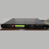 Černý rackový efektový procesor s nápisem YAMAHA SPX990. Na displeji svítí červené číslo 29 a zelený text REVERSE GATE Reverse U15 P06 P03 P04. Zaříz…