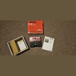 Na fotografii je loop station Boss RC-30 v červeném provedení s černými pedály. K zařízení patří původní oranťová krabice s nápisy BOSS RC-30 DUAL TR…