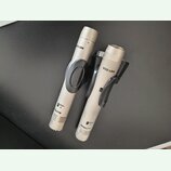 Dvě stříbrná dynamická mikrofony v držácích. Na obou je viditelný nápis ALCTRON a označení modelu HST-02A. U spodní části je u obou přepínač s nápisy…