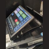 Černý procesor vokalových efektů s dotykovým displejem a ovládacími prvky. Na horní části je nápis TC HELICON a model VOICELIVE Touch. Displej obsahu…