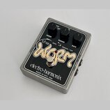 Kytarový efekt v kovovém šedém šasi s černým čelem. Na čele je bílý nápis the WORM a značka electro-harmonix s doplňkem MADE IN NYC, USA. Efekt má tř…