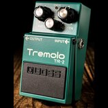 Zelený kytarový efekt s nápisem Tremolo TR-2 a logem BOSS na spodním pedálu. Na horní části jsou tři ovládací knoflíky s popisky RATE, WAVE a DEPTH o…