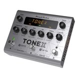 Stříbrný kytarový procesor s nápisem TONEX a logem AmpliTube. Zařízení má pět otočných ovladačů s popisy GAIN, BASS, MID, TREBLE a VOLUME, displej s…