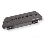 Černý kytarový snímač s matným povrchem. Na horní straně je nápis Seymour Duncan a řada šesti kovových pólů. Na bocích jsou umístěny dva nastavovací…