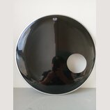 Černá bubnová blána s bílým okrajem a vyříznutým otvorem v pravé dolní části. V horní části je bílý nápis „Encore ES HEAD MADE IN TAIWAN“. Povrch je…