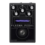 Černý kytarový efekt s pěti stříbrnými oválnými knoflíky a nápisy BLEND, VOLUME, LOW FREQ, VOLTAGE a HIGH FREQ. Uprostřed je vidět vodorovná skleněná…