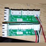 Dvě identické zelené elektronické desky s bílými plastovými konektory. Na obou deskách je viditelný nápis 3EMP3LD a označení BASS/TREBLE, MIDDLE. K d…