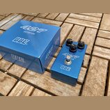 Modrý kytarový efekt v kovovém šasi s nápisy 427 DISTORTION a logo BCE. Na horní straně jsou tři černé otočné knoflíky s popisky LEVEL, GAIN a TONE.…