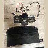 Sada bezdrátových mikrofonů RØDE WIRELESS GO II v černé barvě, obsahující vysílač s větrným chlupatým krytem a přijímač. Součástí je černý přepravní…