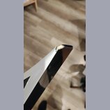 Detailní záběr na hranu bíleho a černého hudebního nástroje. V místě styku obou barev je viditelné odloupení laku a poškození povrchu. Žádné značky a…