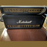 Dvě zařízení značky Marshall v černém provedení. Horní jednotka má zlatý panel s nápisy BASS STATE a Marshall, obsahuje řadu ovládacích knoflíků a vs…