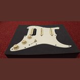 Bílá pickguard pro elektrickou kytaru s třemi snímači. První snímač zleva je kombinovaný, má bílou a černou část; zbývající dva jsou bílé. Na desce j…
