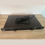 Černý rackový kondicionér napájení s nápisem FURMAN na levé straně a označením PL-8C E vpravo. Na předním panelu se nachází vstup pro napájecí kabel,…