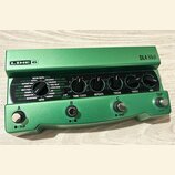Zelený kytarový efekt Line 6 DL4 MkII. Na přední straně jsou čtyři ovládací knofíky s popisky REPEATS, TWEAK, TWEEZ a MIX oraz čtyři spínací tlačítka…