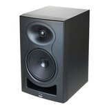 Černý studiový monitor v hranatém provedení. Na přední straně jsou umístěny dva reproduktory a v dolní části je vidět logo s nápisem KALI. Povrch je…