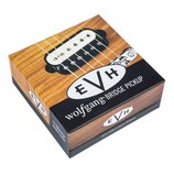 Kvadranové balení s motivem dřevěné textury a černým pruhem. Na černé části je bílý ovál s nápisem EVH a pod ním text wolfgang BRIDGE PICKUP. Na bočn…