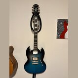Elektrická kytara s modročerným přechodovým povrchem a tmavým hnedým hmatníkem. Na hlavě je bílý nápis Epiphone. Kytara má dva humbuckery, dva ovláda…