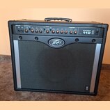 Černý kytarový kombo zesilovač s kovovou stříbrnou mřížkou. Na přední straně je nápis BANDIT 112 a logo Peavey. Horní ovládací panel obsahuje sekce I…
