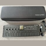 Černý syntezátor s nápisem SONICVARE a označením modelu ELZ1 play. Nástroj má řadu ovládacích tlačítek, několik otočných knoflíků a malý displej. Ved…