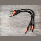 Tři černé audio kabely s oranžovými plastovými krytkami konektorů. Na každé oranžové krytce je bílý nápis bespece. Kabely jsou v dobrém stavu a leží…