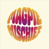 Grafické logo v kruhovém tvaru s textem MAGPIE MISCHIEF. Písmo je stylizované, zaoblené a vyplněné barevným přechodem od žluté přes oranžovou k fialo…