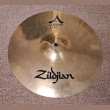 Kruhové činely v bronzové barvě s viditelným broušením povrchu. Na horní části je logo A a nápis CUSTOM HIHAT BOTTOM 14"/36 cm. Ve spodní části je ve…