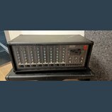 Černý míchací pult v texturovaném pouzdře s nápisem SR8300P POWERED MIXER a logem Fender. Přední panel obsahuje několik svislých kanálů s potenciomet…