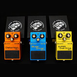 Tři kytarové efekty značky BOSS v oranžové, modré a žluté barvě. První je Distortion DS-1, druhý Blues Driver BD-2 a třetí SUPER Over Drive SD-1. Vše…